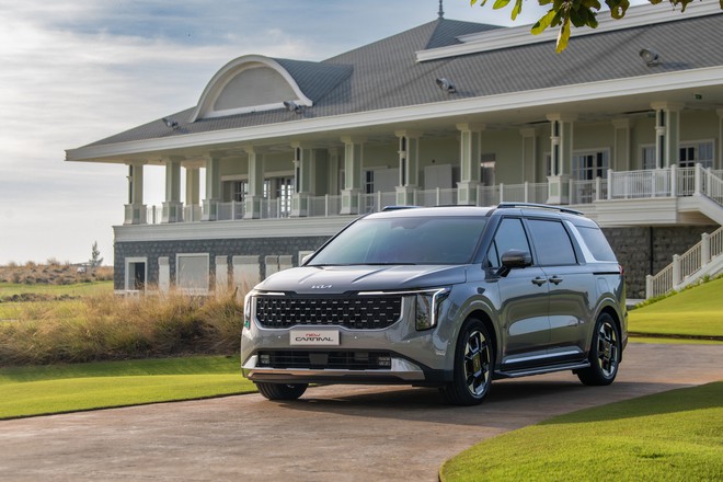 Xe c&oacute; t&ugrave;y chọn hybrid &lsquo;chiếm s&oacute;ng&rsquo; Top 5 Xe gia đ&igrave;nh 1-2 tỷ đồng tại CCA 2026: Carnival l&agrave; MPV duy nhất cạnh tranh nh&oacute;m SUV cỡ C, D - Ảnh 2.
