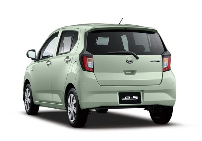 H&atilde;ng con Toyota l&agrave;m xe nhỏ gi&aacute; quy đổi chỉ 180 triệu đồng: Kh&ocirc;ng cần hybrid vẫn chỉ &lsquo;ăn&rsquo; 3,7L/100km, c&oacute; 4WD, ADAS kh&ocirc;ng k&eacute;m SUV cao cấp - Ảnh 4.