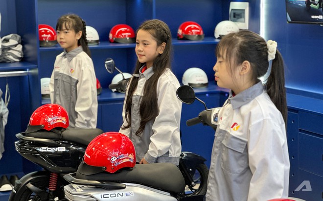 T&ocirc;i t&igrave;m được một nơi ở H&agrave; Nội m&agrave; cả bố v&agrave; con đều nghiền: Lắp xe m&aacute;y, l&aacute;i &ocirc; t&ocirc;, điều khiển m&aacute;y bay như phi c&ocirc;ng - Ảnh 11.