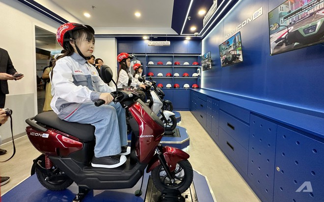 T&ocirc;i t&igrave;m được một nơi ở H&agrave; Nội m&agrave; cả bố v&agrave; con đều nghiền: Lắp xe m&aacute;y, l&aacute;i &ocirc; t&ocirc;, điều khiển m&aacute;y bay như phi c&ocirc;ng - Ảnh 5.