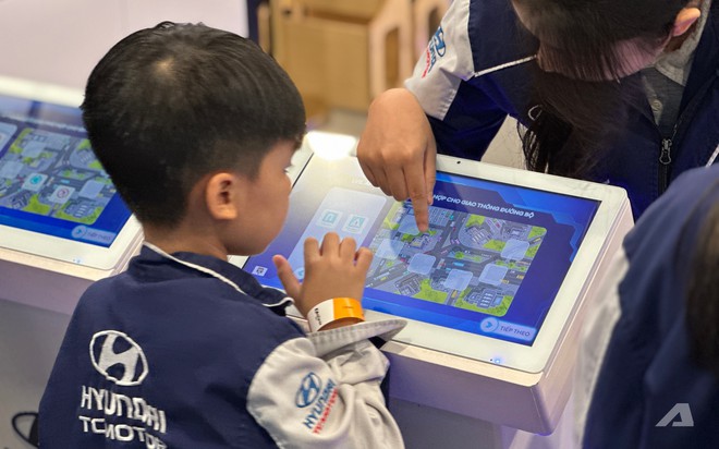 T&ocirc;i t&igrave;m được một nơi ở H&agrave; Nội m&agrave; cả bố v&agrave; con đều nghiền: Lắp xe m&aacute;y, l&aacute;i &ocirc; t&ocirc;, điều khiển m&aacute;y bay như phi c&ocirc;ng - Ảnh 15.