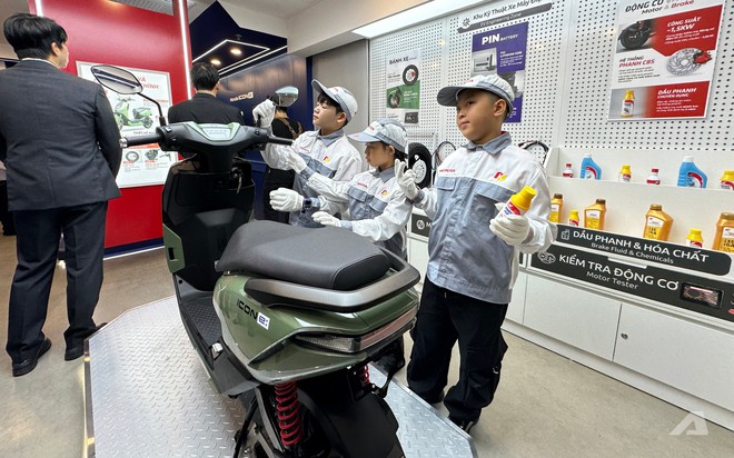 T&ocirc;i t&igrave;m được một nơi ở H&agrave; Nội m&agrave; cả bố v&agrave; con đều nghiền: Lắp xe m&aacute;y, l&aacute;i &ocirc; t&ocirc;, điều khiển m&aacute;y bay như phi c&ocirc;ng - Ảnh 6.
