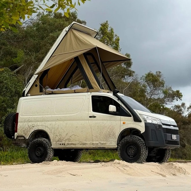 Chiếc Toyota Hiace n&agrave;y c&oacute; khả năng off-road cực đỉnh nhờ d&ugrave;ng hệ dẫn động 4x4 của Land Cruiser, lốp b&eacute;o, giảm x&oacute;c &lsquo;hạng nặng&rsquo; - Ảnh 10.