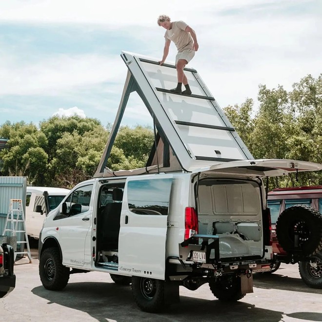 Chiếc Toyota Hiace n&agrave;y c&oacute; khả năng off-road cực đỉnh nhờ d&ugrave;ng hệ dẫn động 4x4 của Land Cruiser, lốp b&eacute;o, giảm x&oacute;c &lsquo;hạng nặng&rsquo; - Ảnh 11.