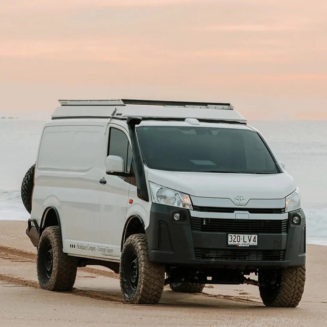 Chiếc Toyota Hiace n&agrave;y c&oacute; khả năng off-road cực đỉnh nhờ d&ugrave;ng hệ dẫn động 4x4 của Land Cruiser, lốp b&eacute;o, giảm x&oacute;c &lsquo;hạng nặng&rsquo; - Ảnh 1.
