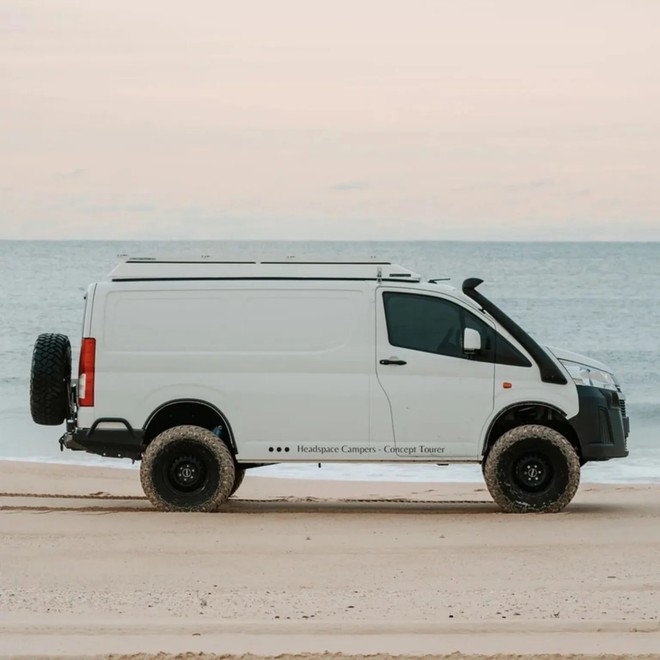 Chiếc Toyota Hiace n&agrave;y c&oacute; khả năng off-road cực đỉnh nhờ d&ugrave;ng hệ dẫn động 4x4 của Land Cruiser, lốp b&eacute;o, giảm x&oacute;c &lsquo;hạng nặng&rsquo; - Ảnh 2.