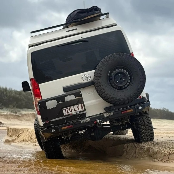 Chiếc Toyota Hiace n&agrave;y c&oacute; khả năng off-road cực đỉnh nhờ d&ugrave;ng hệ dẫn động 4x4 của Land Cruiser, lốp b&eacute;o, giảm x&oacute;c &lsquo;hạng nặng&rsquo; - Ảnh 6.