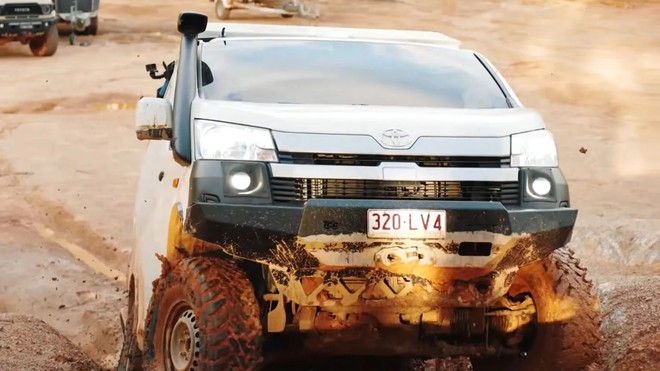Chiếc Toyota Hiace n&agrave;y c&oacute; khả năng off-road cực đỉnh nhờ d&ugrave;ng hệ dẫn động 4x4 của Land Cruiser, lốp b&eacute;o, giảm x&oacute;c &lsquo;hạng nặng&rsquo; - Ảnh 4.