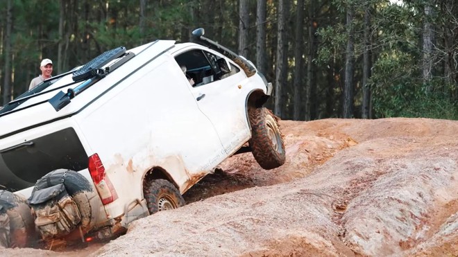 Chiếc Toyota Hiace n&agrave;y c&oacute; khả năng off-road cực đỉnh nhờ d&ugrave;ng hệ dẫn động 4x4 của Land Cruiser, lốp b&eacute;o, giảm x&oacute;c &lsquo;hạng nặng&rsquo; - Ảnh 5.