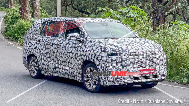 Toyota Innova Cross lộ th&ecirc;m ảnh nội thất: Ghế như bản hiện h&agrave;nh, t&aacute;p-l&ocirc; đổi t&ocirc;ng m&agrave;u, m&agrave;n h&igrave;nh cỡ lớn - Ảnh 3.