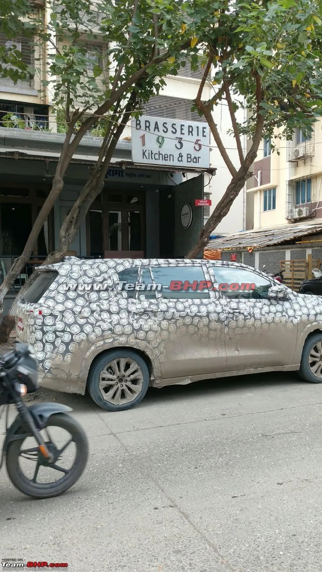 Toyota Innova Cross lộ th&ecirc;m ảnh nội thất: Ghế như bản hiện h&agrave;nh, t&aacute;p-l&ocirc; đổi t&ocirc;ng m&agrave;u, m&agrave;n h&igrave;nh cỡ lớn - Ảnh 6.