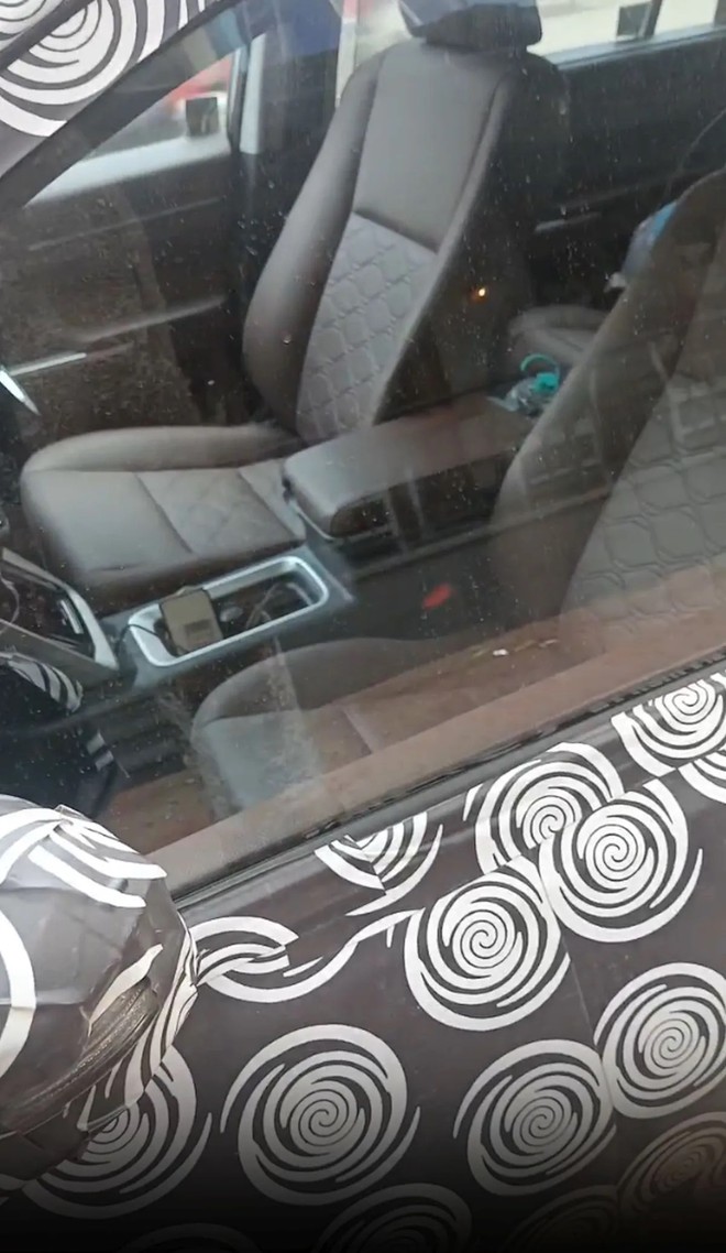 Toyota Innova Cross lộ th&ecirc;m ảnh nội thất: Ghế như bản hiện h&agrave;nh, t&aacute;p-l&ocirc; đổi t&ocirc;ng m&agrave;u, m&agrave;n h&igrave;nh cỡ lớn - Ảnh 1.