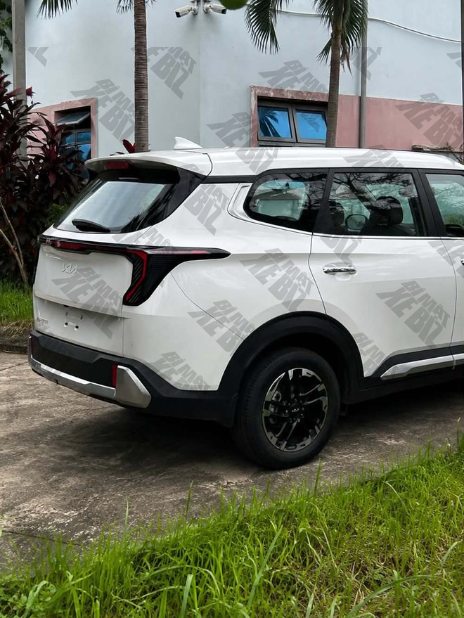 Lộ th&ecirc;m ảnh Kia Carens ở Việt Nam: Chưa c&oacute; ADAS, đủ cảm biến trước/sau, v&agrave;nh 17 inch, dễ l&agrave; bản ti&ecirc;u chuẩn - Ảnh 5.
