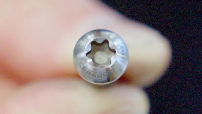 Đ&acirc;y l&agrave; l&yacute; do cứ thấy xe sang ngo&agrave;i đường l&agrave; n&eacute; vội: Chỉ tiền ốc v&iacute;t cũng đắt hơn Porsche 911 - Ảnh 1.