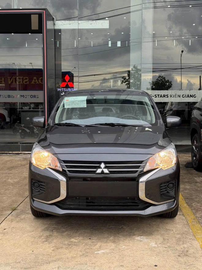 Đại l&yacute; xả kho Mitsubishi Attrage: Sedan hạng B xuống gi&aacute; ngang Grand i10, kh&ocirc;ng thoải m&aacute;i chọn phi&ecirc;n bản - Ảnh 1.