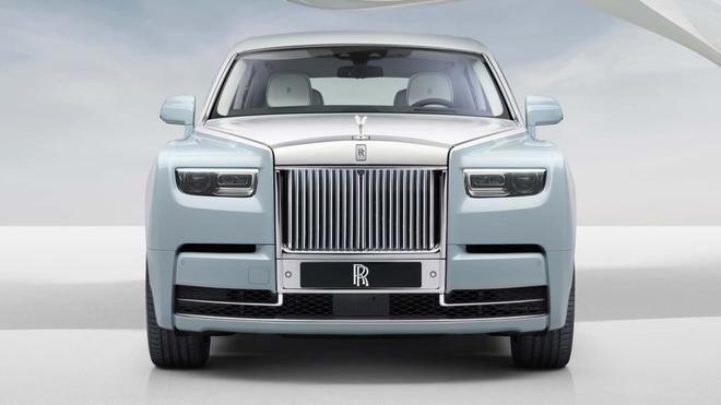 Hoa hậu Mai Phương Th&uacute;y đăng ảnh Rolls-Royce Phantom đ&uacute;ng ng&agrave;y sinh nhật: Bản giới hạn 10 chiếc to&agrave;n cầu, gi&aacute; quy đổi gần 68 tỷ đồng - Ảnh 4.