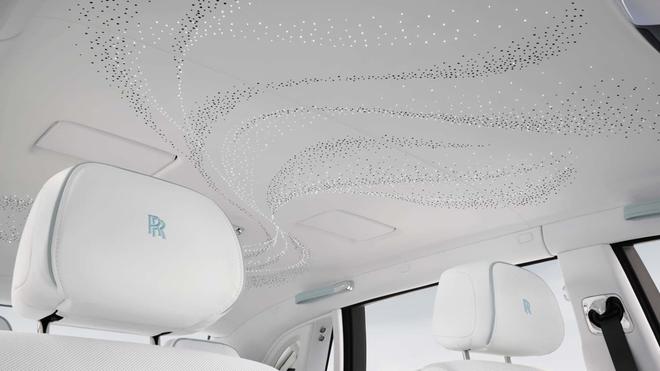 Hoa hậu Mai Phương Th&uacute;y đăng ảnh Rolls-Royce Phantom đ&uacute;ng ng&agrave;y sinh nhật: Bản giới hạn 10 chiếc to&agrave;n cầu, gi&aacute; quy đổi gần 68 tỷ đồng - Ảnh 9.