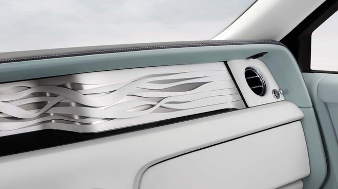Hoa hậu Mai Phương Th&uacute;y đăng ảnh Rolls-Royce Phantom đ&uacute;ng ng&agrave;y sinh nhật: Bản giới hạn 10 chiếc to&agrave;n cầu, gi&aacute; quy đổi gần 68 tỷ đồng - Ảnh 10.