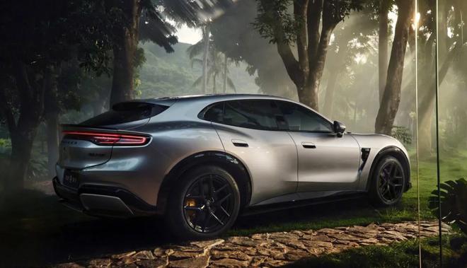 Tr&ocirc;ng rất Ferrari nhưng t&ecirc;n nghe như Lexus, chiếc xe n&agrave;y mạnh 585hp, c&oacute; thể chạy hơn 850km/sạc - Ảnh 4.
