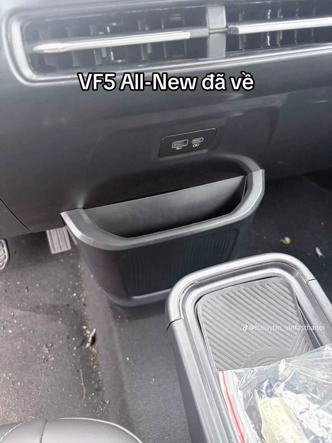 Cận cảnh VinFast VF 5 thế hệ mới kh&ocirc;ng che: Dễ c&oacute; cốp trước, nội thất th&ecirc;m sạc kh&ocirc;ng d&acirc;y, 30% pin đi hơn 90 km - Ảnh 9.