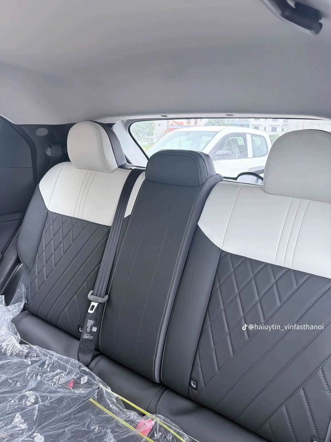 Cận cảnh VinFast VF 5 thế hệ mới kh&ocirc;ng che: Dễ c&oacute; cốp trước, nội thất th&ecirc;m sạc kh&ocirc;ng d&acirc;y, 30% pin đi hơn 90 km - Ảnh 8.