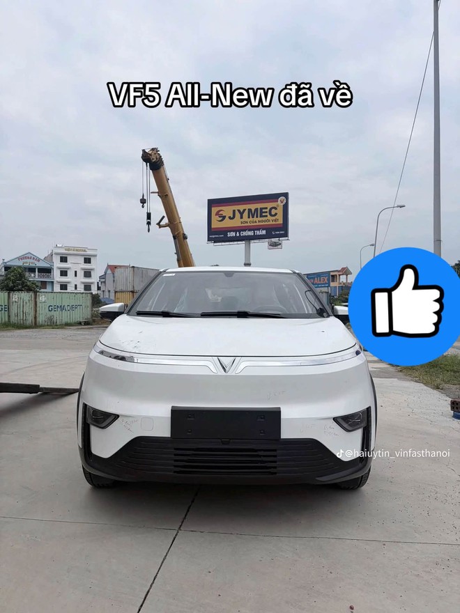 Cận cảnh VinFast VF 5 thế hệ mới kh&ocirc;ng che: Dễ c&oacute; cốp trước, nội thất th&ecirc;m sạc kh&ocirc;ng d&acirc;y, 30% pin đi hơn 90 km - Ảnh 2.