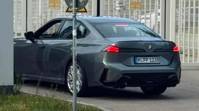 BMW 3 Series đời mới lộ diện không che trên đường: Cản sau hầm hố, kích thước lớn hơn hiện tại, động cơ hybrid tiêu chuẩn cạnh tranh C-Class - Ảnh 1.