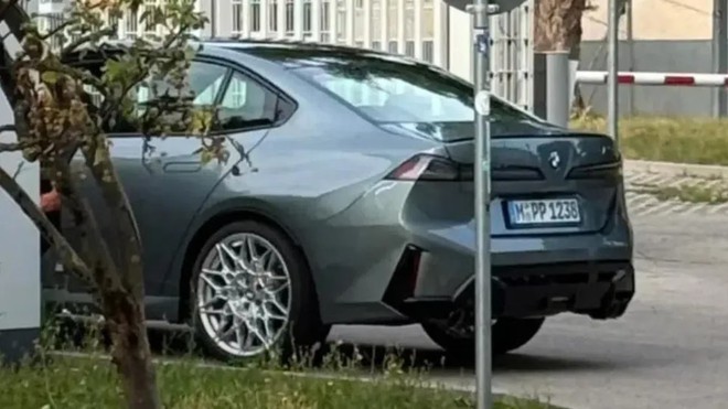 BMW 3 Series đời mới lộ diện không che trên đường: Cản sau hầm hố, kích thước lớn hơn hiện tại, động cơ hybrid tiêu chuẩn cạnh tranh C-Class - Ảnh 2.