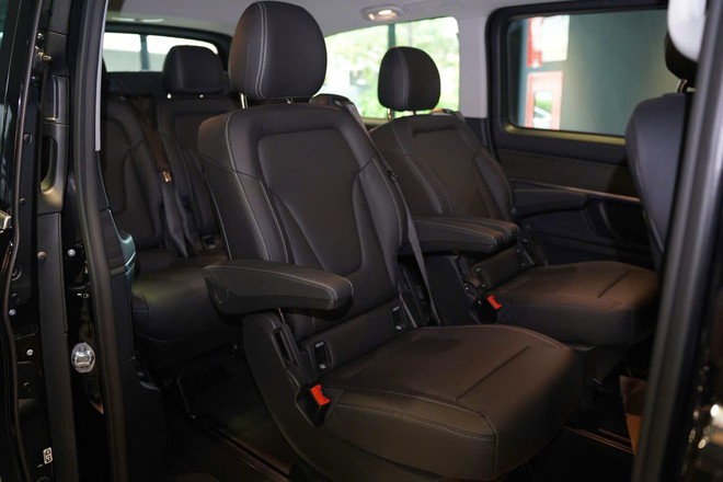 Mercedes-Benz V-Class giảm gi&aacute; kỷ lục 600 triệu tại Việt Nam: Thực tế c&ograve;n gần 2,8 tỷ đồng, bằng 2 chiếc Carnival hybrid - Ảnh 5.