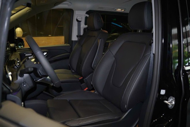 Mercedes-Benz V-Class giảm gi&aacute; kỷ lục 600 triệu tại Việt Nam: Thực tế c&ograve;n gần 2,8 tỷ đồng, bằng 2 chiếc Carnival hybrid - Ảnh 4.