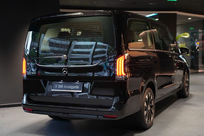 Mercedes-Benz V-Class giảm gi&aacute; kỷ lục 600 triệu tại Việt Nam: Thực tế c&ograve;n gần 2,8 tỷ đồng, bằng 2 chiếc Carnival hybrid - Ảnh 3.