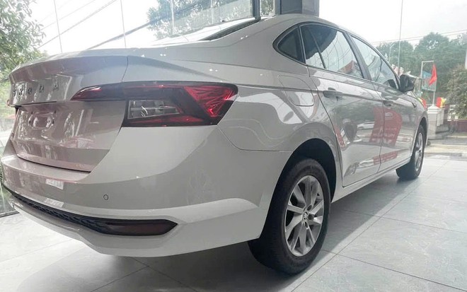 Skoda Slavia giảm gi&aacute; 'kịch s&agrave;n' c&ograve;n 380 triệu đồng tại đại l&yacute;: Xe ch&acirc;u &Acirc;u rẻ hơn cả Vios, Accent - Ảnh 3.