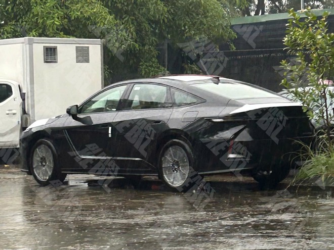 Lexus ES hybrid đời mới lộ diện tại Việt Nam với các màu sắc khác nhau, ra mắt tháng sau cạnh tranh 5 Series, E-Class - Ảnh 1.