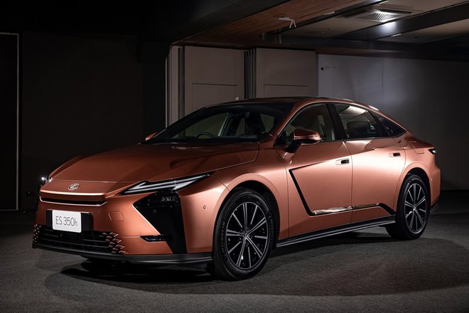 Lexus ES hybrid đời mới lộ diện tại Việt Nam với các màu sắc khác nhau, ra mắt tháng sau cạnh tranh 5 Series, E-Class - Ảnh 5.