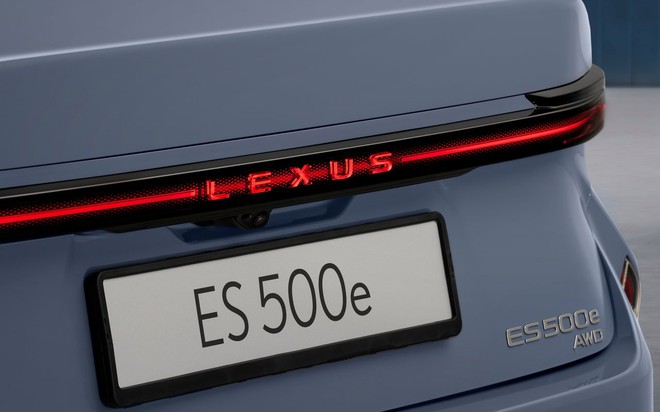 Xe điện Lexus đầu ti&ecirc;n Việt Nam lộ diện: Gi&aacute; dự kiến gần 3 tỷ đồng, chạy hơn 440km/sạc, cắm nhanh nửa tiếng đầy 10-80% pin - Ảnh 8.