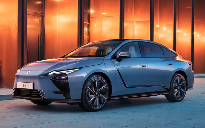 Xe điện Lexus đầu ti&ecirc;n Việt Nam lộ diện: Gi&aacute; dự kiến gần 3 tỷ đồng, chạy hơn 440km/sạc, cắm nhanh nửa tiếng đầy 10-80% pin - Ảnh 5.