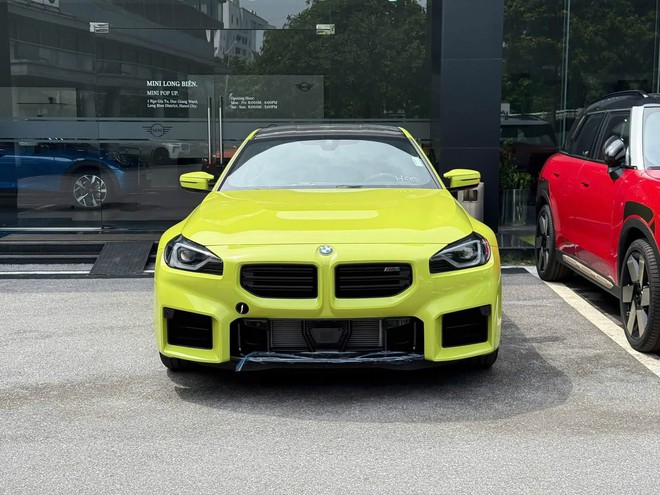 BMW M2 lộ th&ocirc;ng số c&ugrave;ng gi&aacute; dự kiến từ 4,099 tỷ tại Việt Nam: Động cơ 480hp, c&oacute; t&ugrave;y chọn số s&agrave;n, ri&ecirc;ng g&oacute;i hiệu năng cao gi&aacute; đ&atilde; hơn 1,2 tỷ đồng - Ảnh 4.