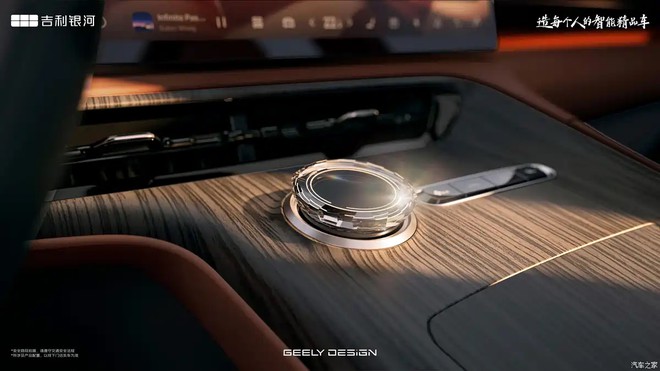 Geely EX5 2026 c&oacute; FWD lẫn RWD, động cơ mới mạnh 329 m&atilde; lực, sạc nhanh đến 460 kW, gi&aacute; quy đổi từ 342 triệu đồng - Ảnh 6.