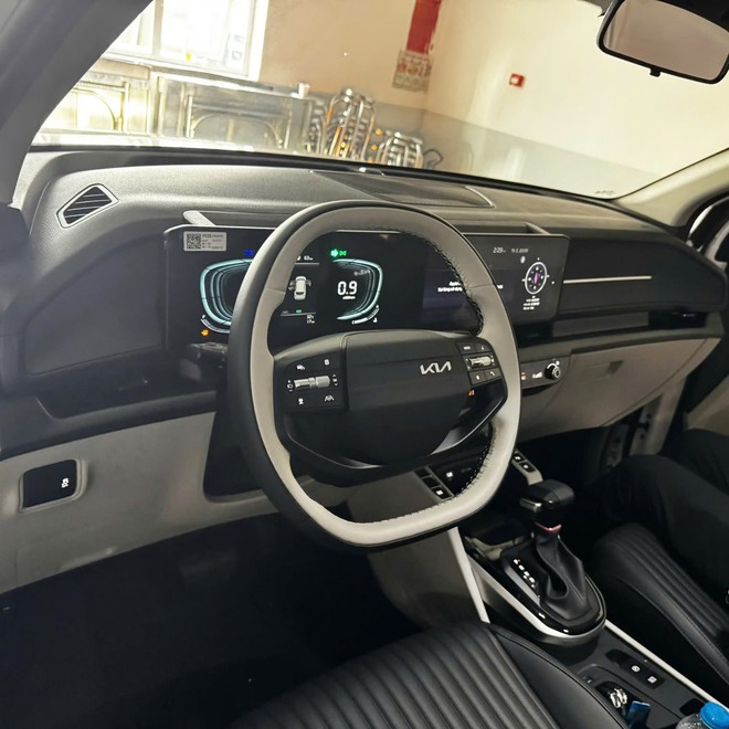 Kia Carens 2026 về đại l&yacute; tại Việt Nam: Thiết kế bắt mắt hơn, nội thất xịn hơn hẳn với m&agrave;n h&igrave;nh k&eacute;p, phanh điện tử, cạnh tranh Xpander - Ảnh 2.