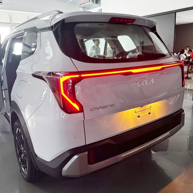 Kia Carens 2026 về đại l&yacute; tại Việt Nam: Thiết kế bắt mắt hơn, nội thất xịn hơn hẳn với m&agrave;n h&igrave;nh k&eacute;p, phanh điện tử, cạnh tranh Xpander - Ảnh 1.