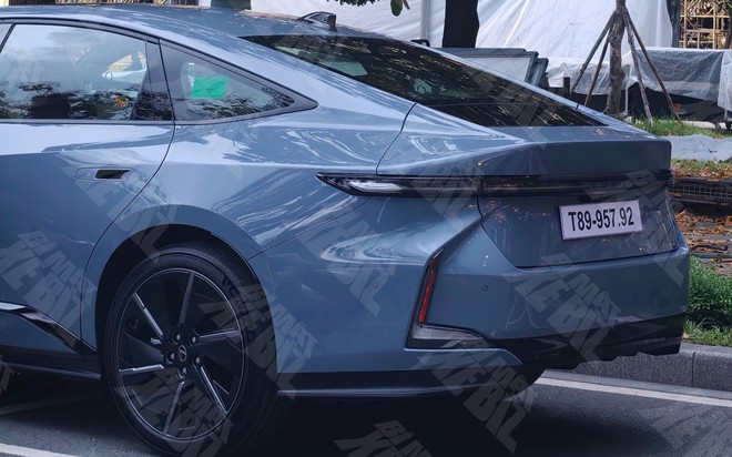 Xe điện Lexus đầu ti&ecirc;n Việt Nam lộ th&ocirc;ng số vận h&agrave;nh: Dẫn động 2 cầu, nặng hơn 2,2 tấn, 'ăn' điện gấp đ&ocirc;i Taycan - Ảnh 4.