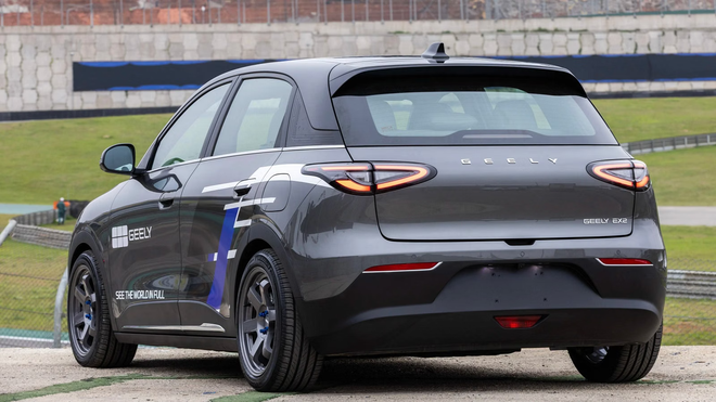 Cận cảnh chiếc Geely EX2 d&agrave;nh cho d&acirc;n m&ecirc; tốc độ: Hạ gầm, l&ecirc;n m&acirc;m, th&aacute;o ghế, th&ecirc;m phanh tay để drift - Ảnh 3.