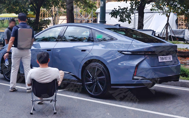 Lexus Việt Nam h&eacute; lộ xe mới: D&aacute;ng sedan, dễ l&agrave; xe thuần điện - Ảnh 2.