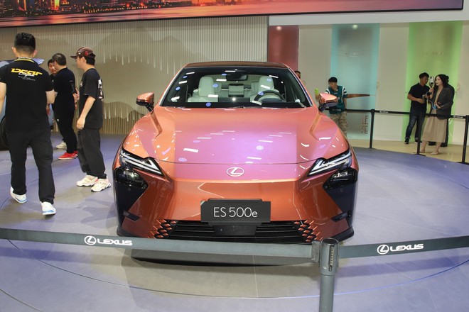 Lexus ES thế hệ mới chốt ra mắt Việt Nam th&aacute;ng sau: Xe đ&atilde; lộ diện tr&ecirc;n đường, lần đầu c&oacute; bản thuần điện cạnh tranh 5 Series, E-Class - Ảnh 4.
