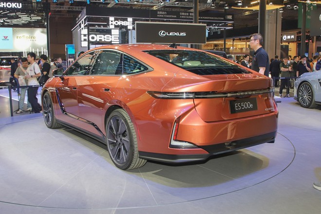 Lexus ES thế hệ mới chốt ra mắt Việt Nam th&aacute;ng sau: Xe đ&atilde; lộ diện tr&ecirc;n đường, lần đầu c&oacute; bản thuần điện cạnh tranh 5 Series, E-Class - Ảnh 5.