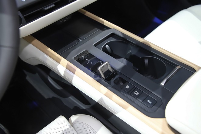 Lexus ES thế hệ mới chốt ra mắt Việt Nam th&aacute;ng sau: Xe đ&atilde; lộ diện tr&ecirc;n đường, lần đầu c&oacute; bản thuần điện cạnh tranh 5 Series, E-Class - Ảnh 8.