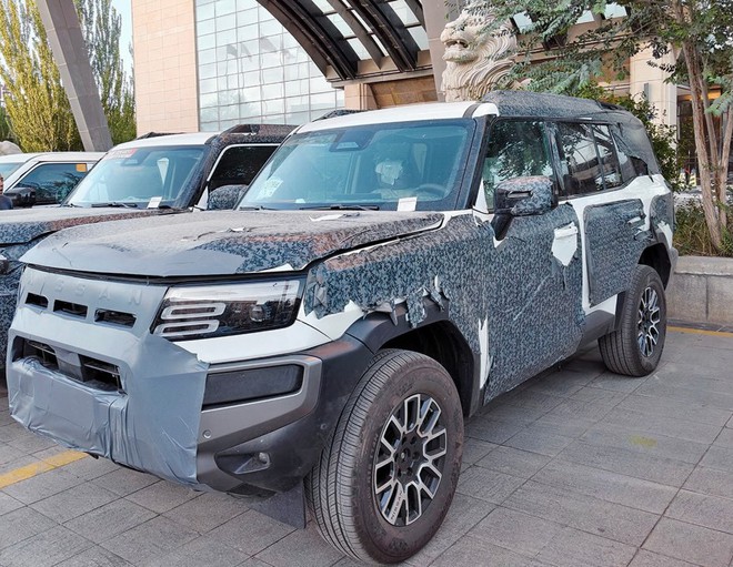 SUV Nissan cạnh tranh Land Cruiser Prado lần đầu lộ diện tr&ecirc;n đường: Cản hầm hố như Ranger Raptor, nội thất cao cấp, m&aacute;y hybrid cắm sạc - Ảnh 2.