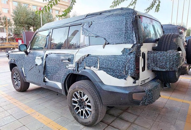SUV Nissan cạnh tranh Land Cruiser Prado lần đầu lộ diện tr&ecirc;n đường: Cản hầm hố như Ranger Raptor, nội thất cao cấp, m&aacute;y hybrid cắm sạc - Ảnh 3.