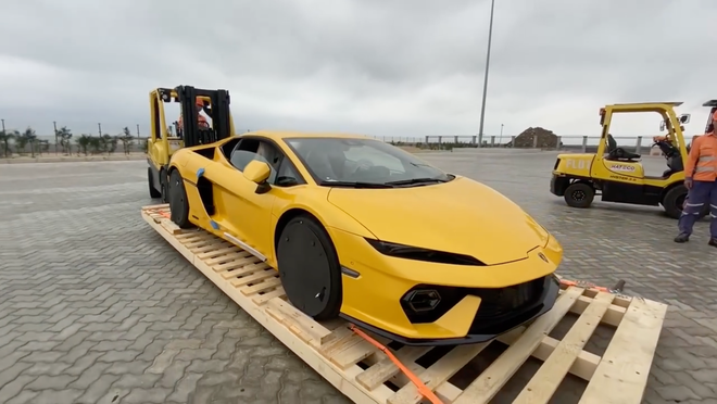 Cường Đ&ocirc;-la &lsquo;khoe&rsquo; Lamborghini Temerario đầu ti&ecirc;n về Việt Nam, tiết lộ si&ecirc;u xe gi&aacute; khoảng 20 tỷ đồng l&agrave; qu&agrave; tặng cho kh&aacute;ch mua nh&agrave; - Ảnh 1.
