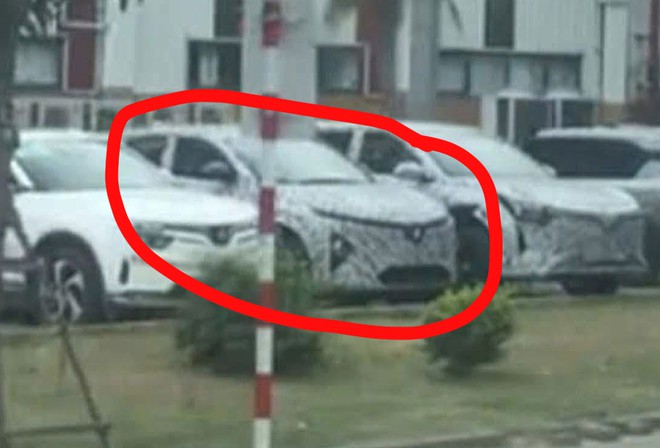VinFast VF 6 facelift lộ diện kh&ocirc;ng nguỵ trang: Thiết kế tinh chỉnh nhẹ, dễ d&ugrave;ng tay nắm cửa phẳng như VF 8 - Ảnh 2.